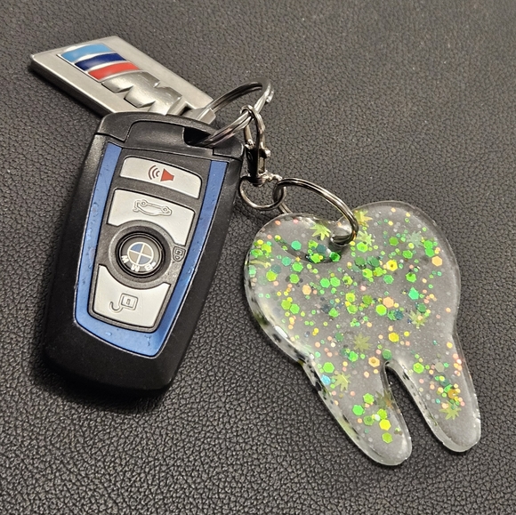 Hamdmade Glow in the dark tooth keychain - Picture 2 of 14